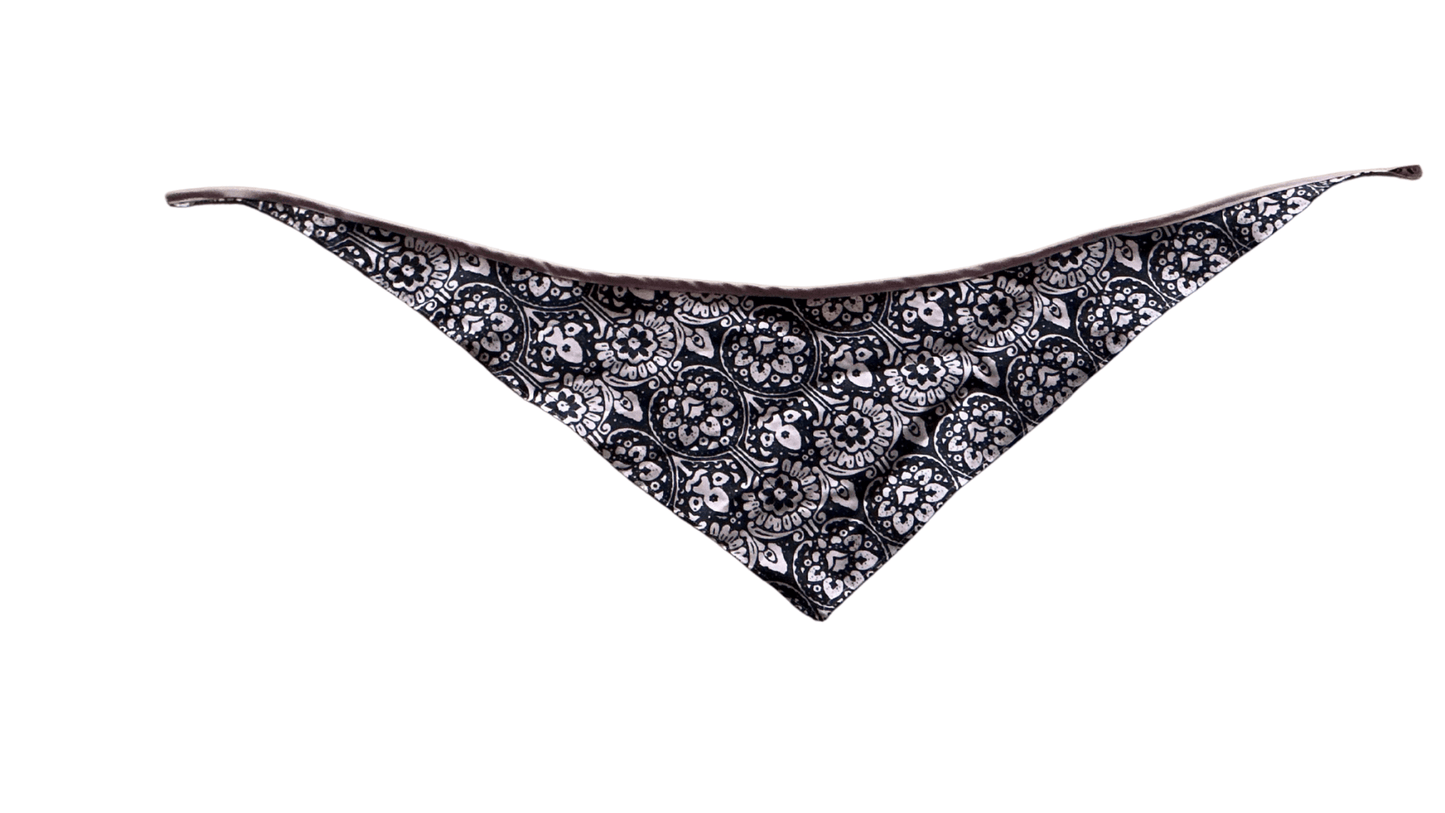 Sublimez vos looks avec le bandana Kasbah Nuit, un accessoire mode premium alliant confort, qualité et sophistication pour un style unique et audacieux.