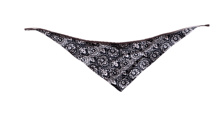 Sublimez vos looks avec le bandana Kasbah Nuit, un accessoire mode premium alliant confort, qualité et sophistication pour un style unique et audacieux.