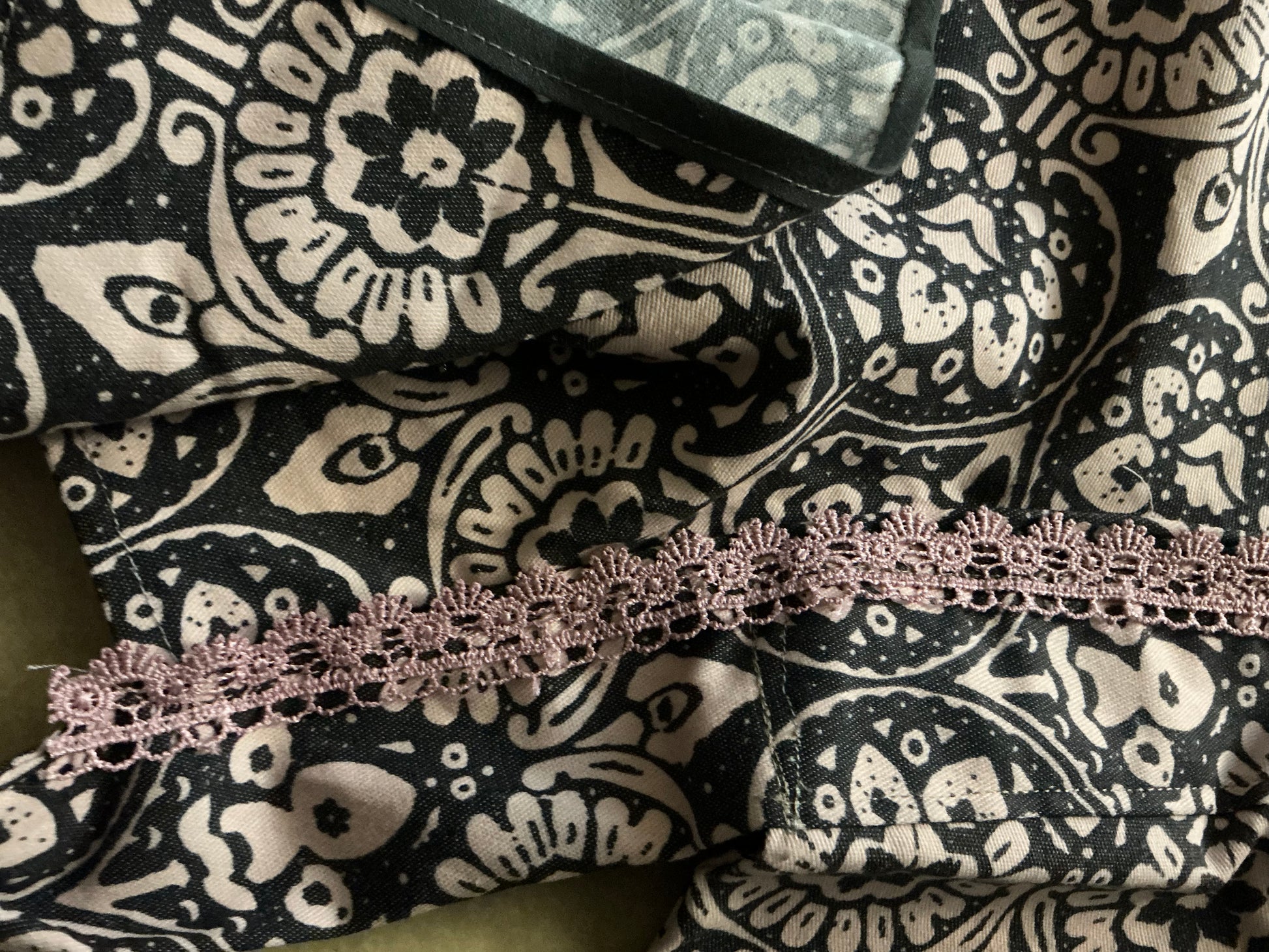 Tablier Minuit Rose – Élégance douce et mystérieuse