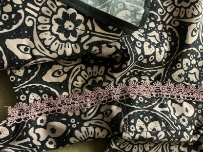 Tablier Minuit Rose – Élégance douce et mystérieuse