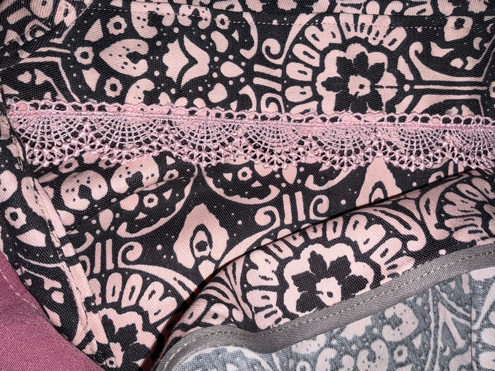 Tablier Minuit Rose – Élégance douce et mystérieuse