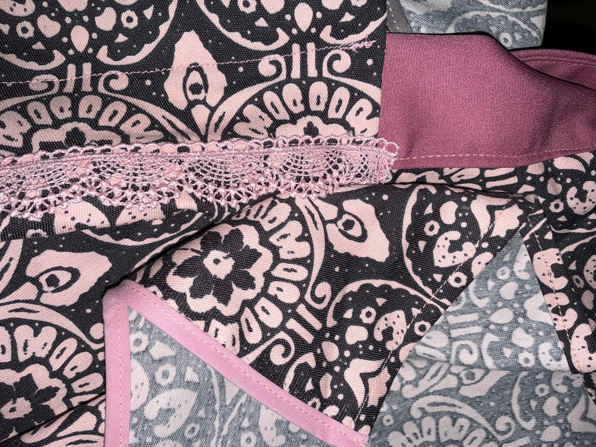 Tablier Minuit Rose – Élégance douce et mystérieuse