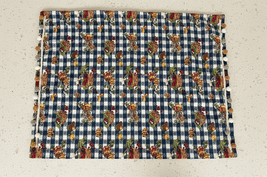 Sublimez vos repas avec la nappe Ciel et Fruits, un accessoire table luxe qui apporte élégance et style à toutes vos occasions.