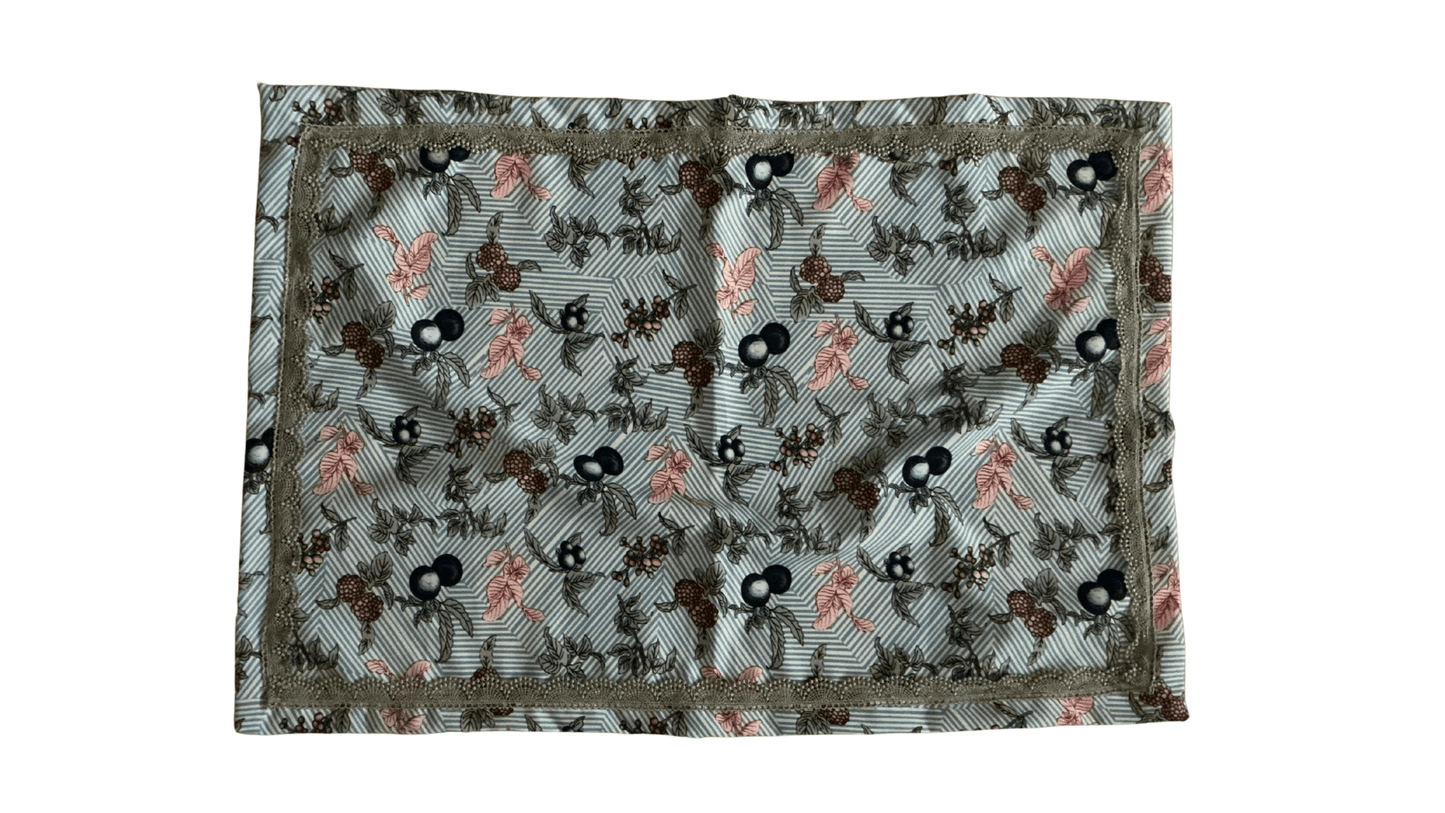 Serviette baies d’hiver élégante, design sophistiqué avec motifs floraux