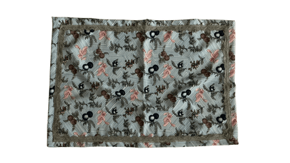 Serviette baies d’hiver élégante, design sophistiqué avec motifs floraux