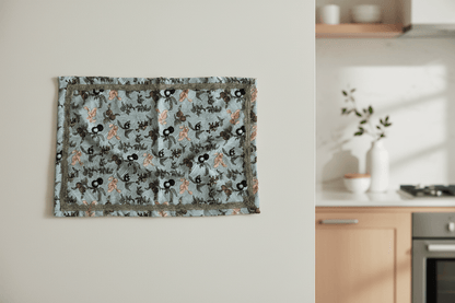 Serviette baies d’hiver élégante, motif apaisant sur fond bleu