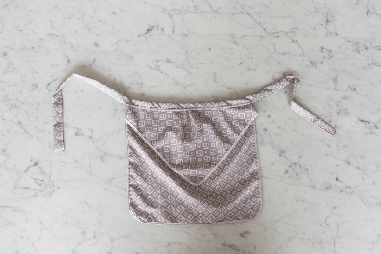 Sublimez vos moments en cuisine avec le tablier Rose du Matin, un tablier luxe alliant confort, style et raffinement pour chefs et passionnés.
