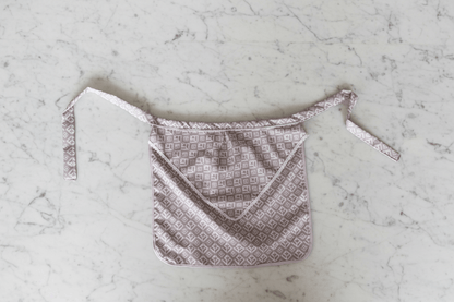 Sublimez vos moments en cuisine avec le tablier Rose du Matin, un tablier luxe alliant confort, style et raffinement pour chefs et passionnés.
